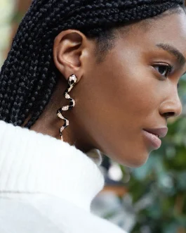 Z/PENDIENTES SERPIENTE DORADO Y ESMALTE NEGRO PARFOIS